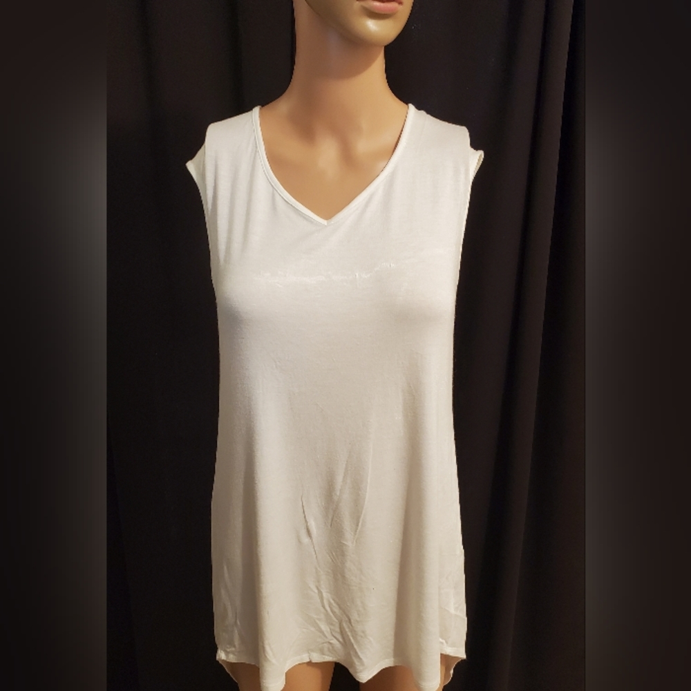 Cute size small top never worn with slit in the back.